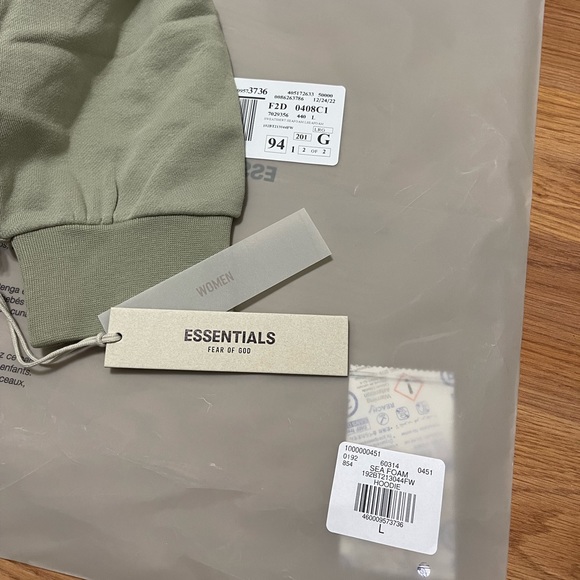NWT Women’s Medium Fear Of God Essentials French Terry 3/4 Sleeve Hoodie Seafoam - Picture 9 of 13
